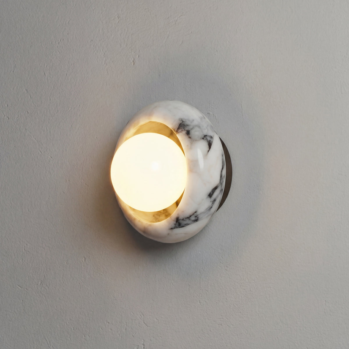 The Gaïa - Round alabaster & glass sconce