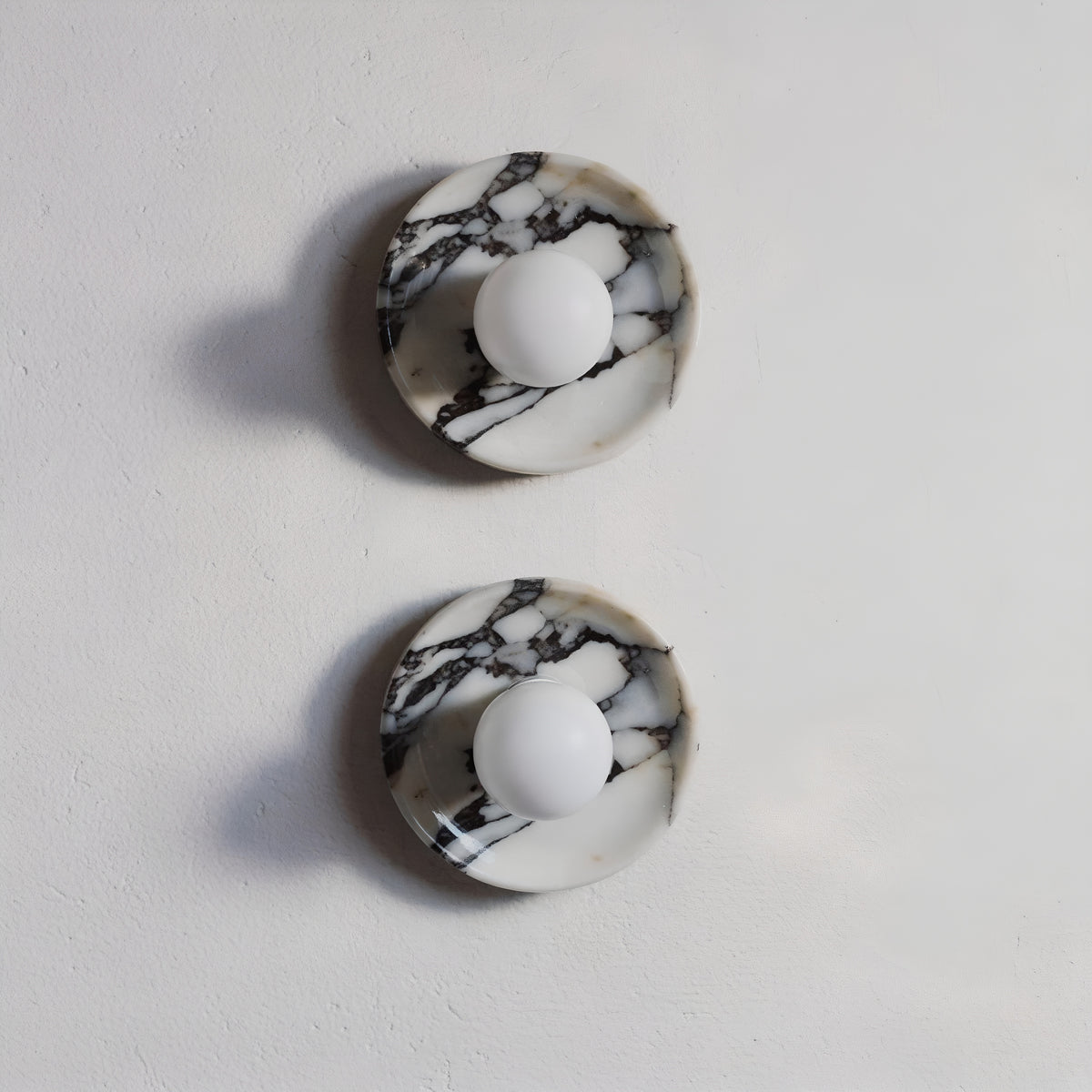 The Gaïa - Round alabaster & glass sconce